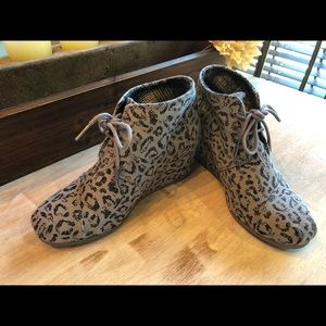 Women’s Toms grey leopard shoe boot size 6.5
